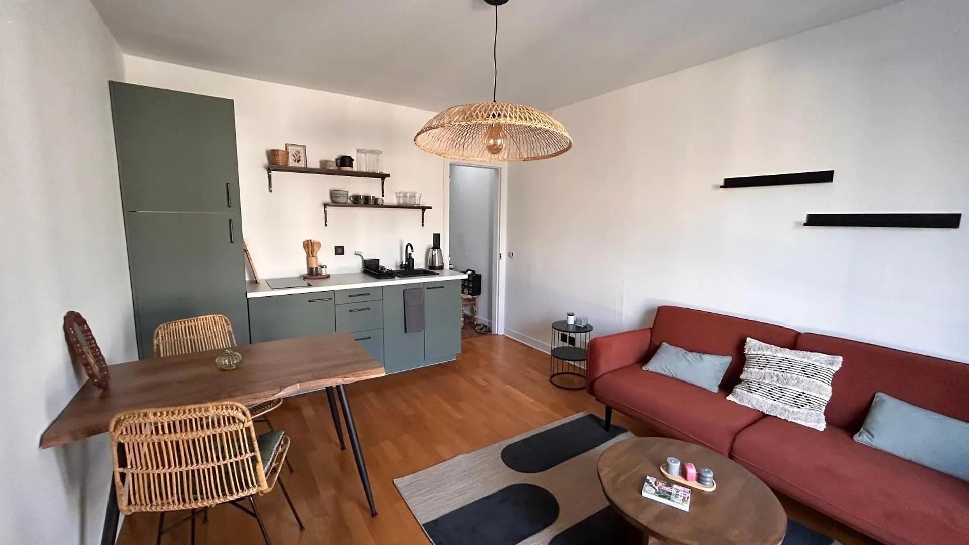 Renovated Flat Near Tour Eiffel Appartement Parijs